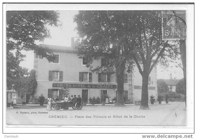 38 // ISERE / CREMIEU / La Place Des Tilleuls Et Hotel De La Chaite / Vialatte Photo - Crémieu