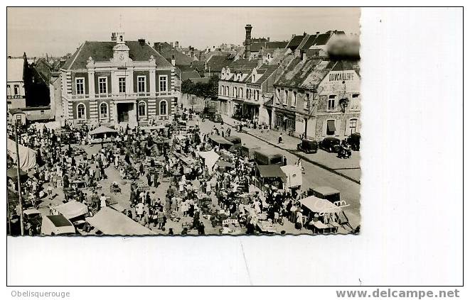 62 ETAPLES  LE MARCHE BONNE ANIMATION BEAU CLICHE DENTELEE NETB DE 1950 - Etaples