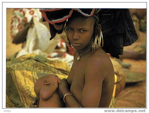 CPM.- DAKORO (Niger) Femme Qui Allaite Son Efant.-1982. Photo Raymond FAU - Niger