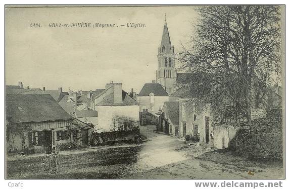 CPA GREZ EN BOUERE : EGLISE ET RUE - Crez En Bouere