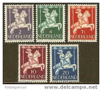 NEDERLAND 1946 OMP Zegels Kind 472-476 #894 - Neufs