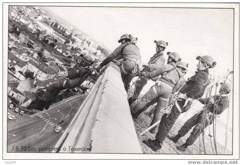 POMPIERS - Les Pompiers à L'exercice - En Touraine 37 - Pompieri