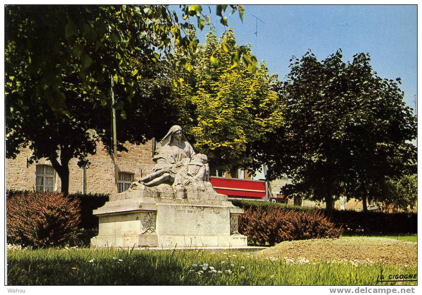 BAVAY   (Nord)   Le Monument Aux Morts  -  Arch. ARMSBRUSTER   (Carte Des Années 80) - Bavay