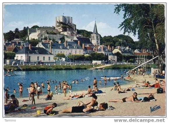 Montrichard. La Plage Sur Le Cher. Sur La Rive Nord, Le Donjon Du XIIé Siècle Et L'Eglise Sainte-Croix. - Montrichard