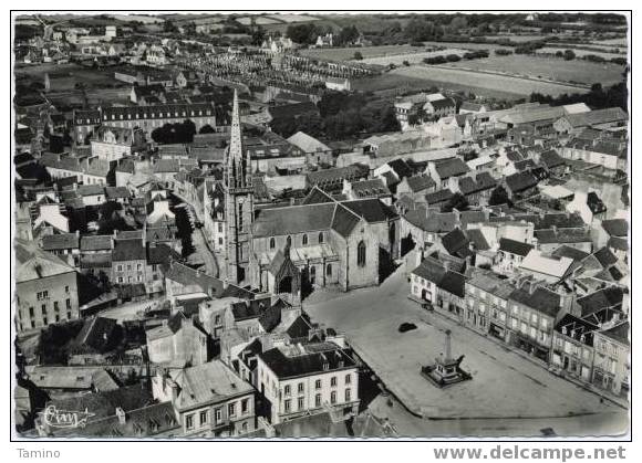 Landivisiau. Vue Aérienne. Le Centre: La Place Et Le Monument Aux Morts, L'Eglise Et La Poste. 1955. - Landivisiau