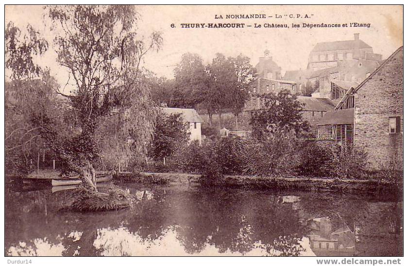 THURY-HARCOURT (Calvados). Le Château Les Dépendances Et L'Etang - Thury Harcourt