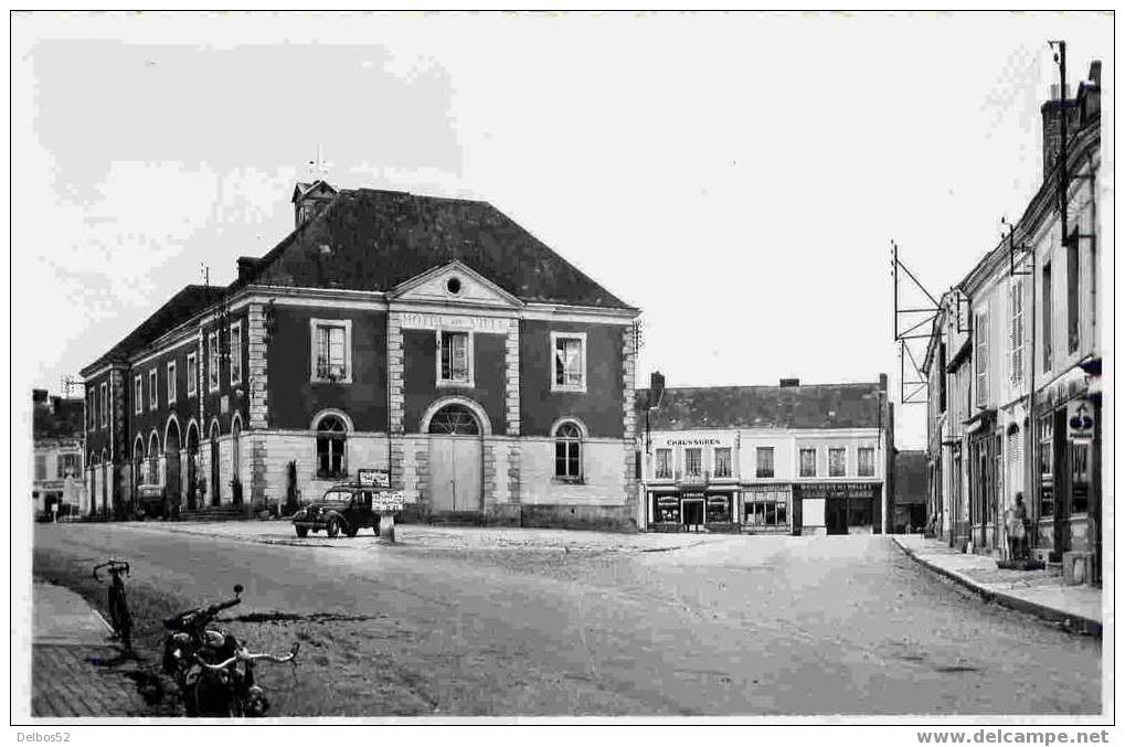 7695.- Conlie - L'Hôtel De Ville Et La Place - Conlie