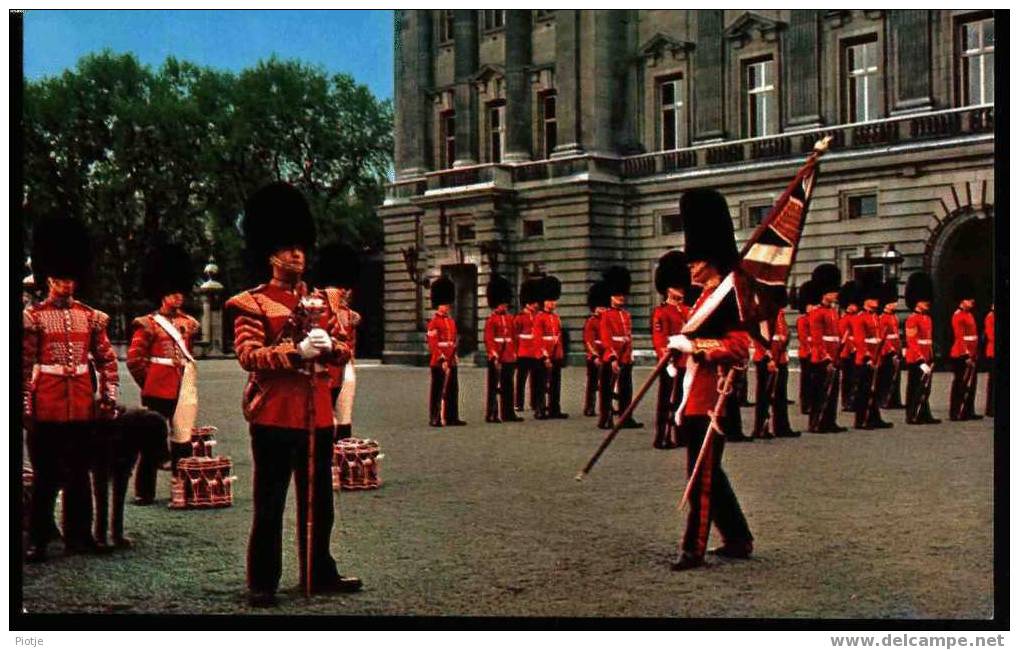 * London - Londen - Londres * Changing The Guards Ceremony At Buckingham Palace, Paleis, Palais, Soldat, Ceremonie - Buckingham Palace