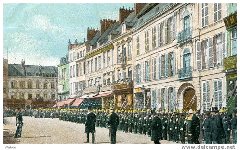 DOUAI   -   Revue Des Pompiers Sur La Grand'Place      (la Carte A Voyagé En 1907) - Firemen