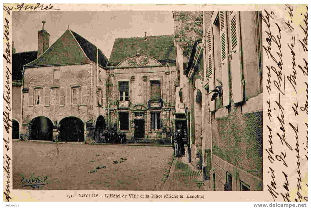 171.- Noyers - L'Hôtel De Ville Et La Place - Noyers Sur Serein