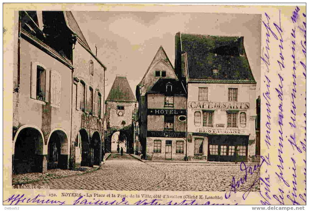 170.- Noyers - La Place Et La Porte De La Ville, Coté D'Avallon - Noyers Sur Serein