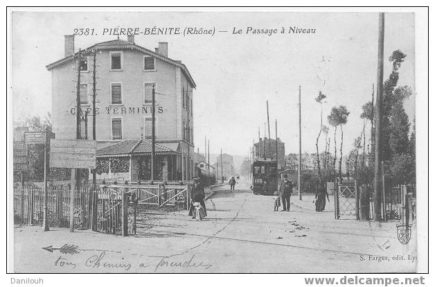 69 // RHONE / PIERRE BENITE / Le Passage à Niveau N° 2381 Farges édit / # - Pierre Benite