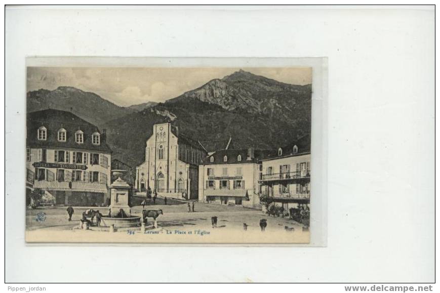 64 LARUNS  *  La Place Et L'église  **BELLE CARTE - Laruns