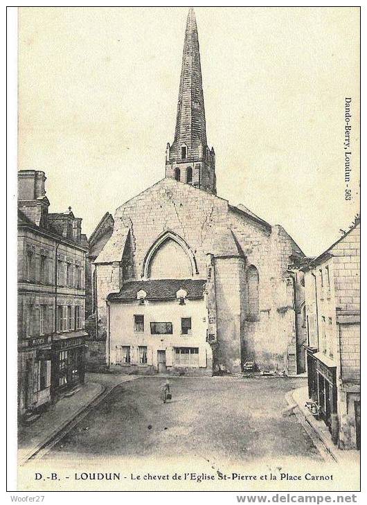 CPA Loudun  Animée: Le Chevet De L´église St-Pierre Et La Place Carnot - Loudun