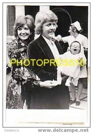 PHOTO PRESSE : Cillia  BLACK Avec Son Mari Et Son Bébé.  1970 - Fotos