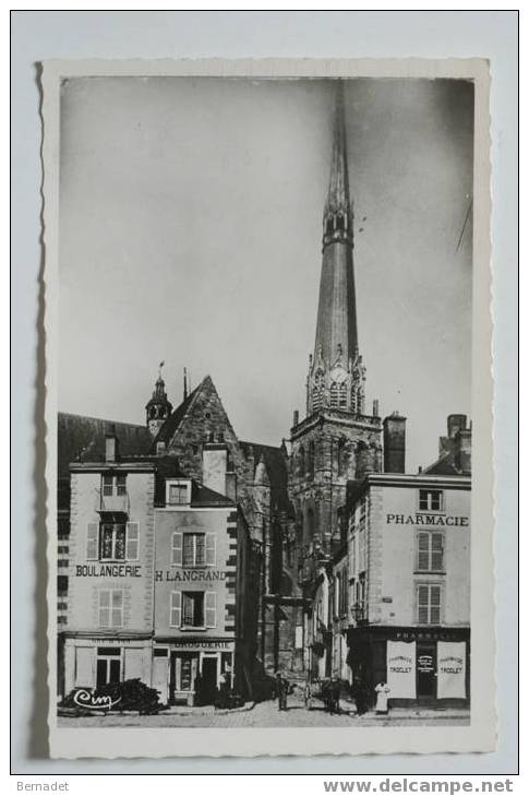 PITHIVIERS.......PERSPECTIVE SUR L'EGLISE - Pithiviers