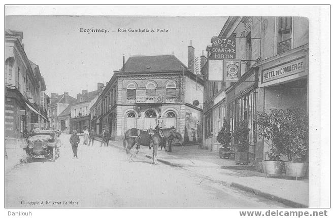 72 // SARTHE / ECOMMOY / Rue Gambeta Et Poste / Bouveret édit / ANIMEE / # - Ecommoy