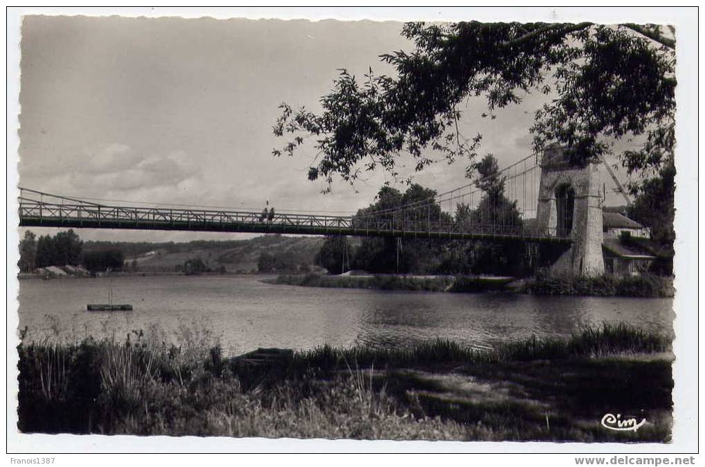 Réf 128 - SAINT-JULIEN DU SAULT - Le Pont Suspendu Sur L'Yonne - Saint Julien Du Sault