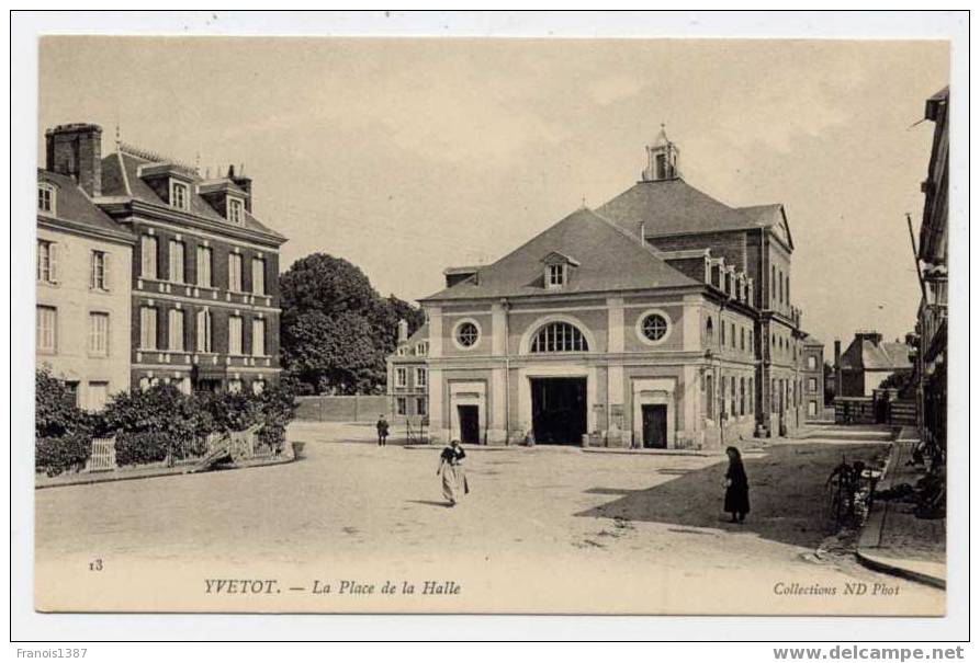 Ref 127  - YVETOT - La Place De La Halle - Yvetot