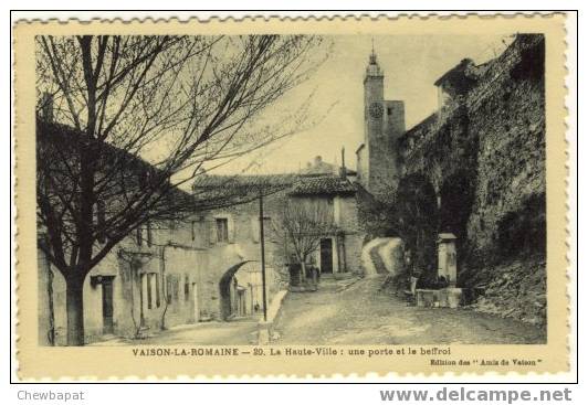 Vaison La Romaine - La Haute-ville : Une Porte Et Le Beffroi - Vaison La Romaine