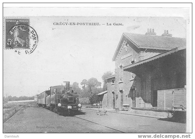 80 // SOMME / CRECY EN PONTHIEU / La Gare / Ed BOQUET CARRON / Timbrée Devant / Arrivée Du Train / ** - Crecy En Ponthieu