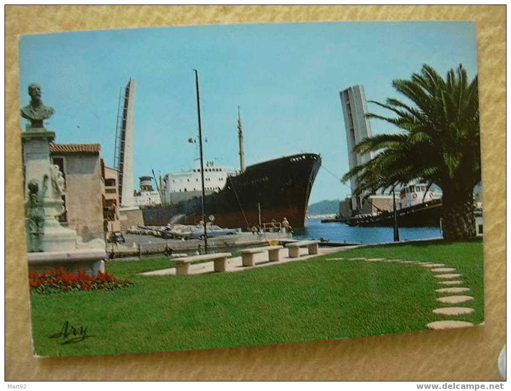 13 MARTIGUES  PASSAGE D UN BATEAU LE FORT RENARD  DANS LE CANAL - Martigues