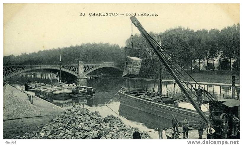 D. 94. CHARENTON-  LE BORD DE MARNE . CHARGEMENT D'UNE PENICHE - GRUE REMORQUEUR - Charenton Le Pont