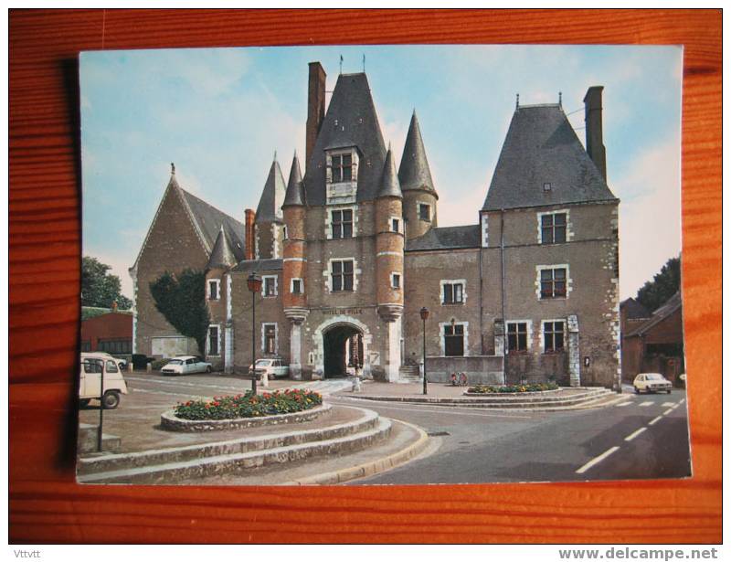 Aubigny-sur-Nere : Le Château Des Stuart, L'Hotel De Ville XVe Et XVI E S. (DS Citroen, R16) - Aubigny Sur Nere