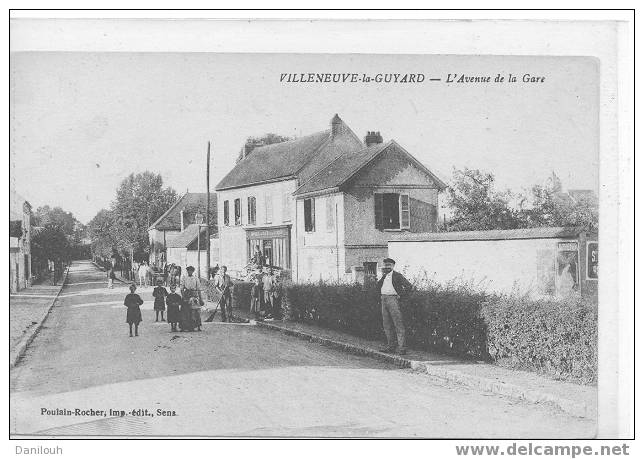 89 // YONNE / VILLENEUVE LA GUYARD / L'avenue De La Gare / Poulain Rocher édit / ANIMEE / # - Villeneuve-la-Guyard