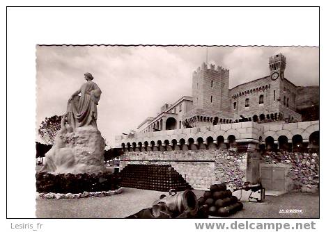 CPA -PRINCIPAUTE DE MONACO - LE PALAIS PRINCIER - LES REMPARTS ET LE MONUMENT COMMEMORATIF DU 25° ANNIVERSAIRE DU REGNE - Fürstenpalast