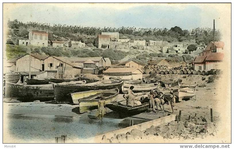 MOSTAGANEM - UN COIN DU PORT AVEC BATEEAUX DE PECHEUR - Mostaganem