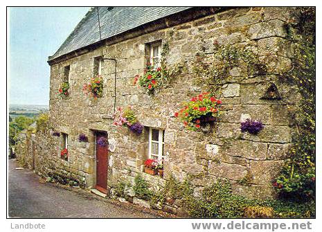 B 571 Locronan Maison Typique Bretonne Dans La Rue Moal - Châteaulin