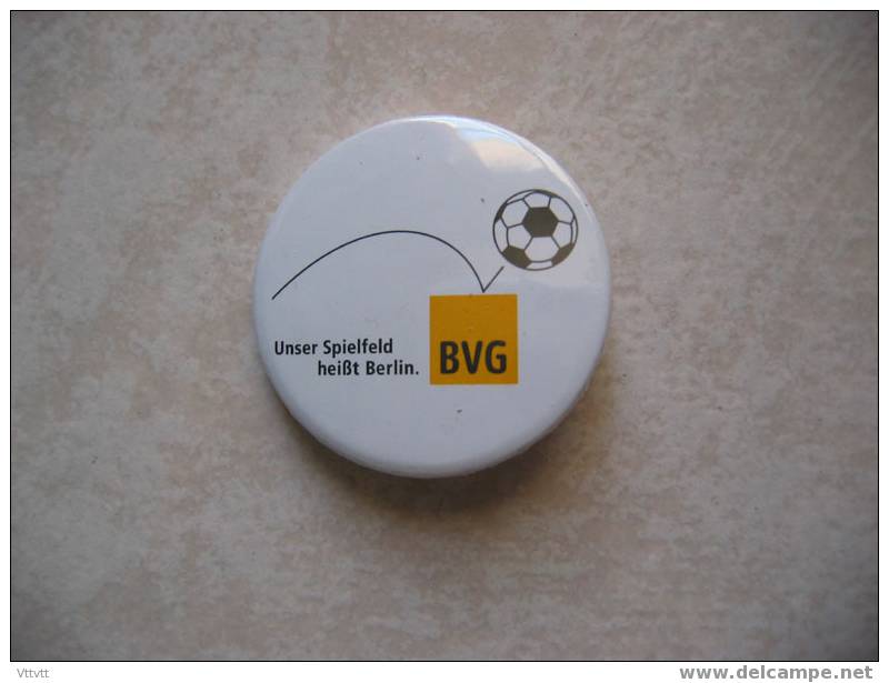 Broche Métal : "Unser Spielfeld Heibt Berlin" (Notre Terrain C´est Berlin) Coupe Du Monde De Football En Allemagne - Kleding, Souvenirs & Andere