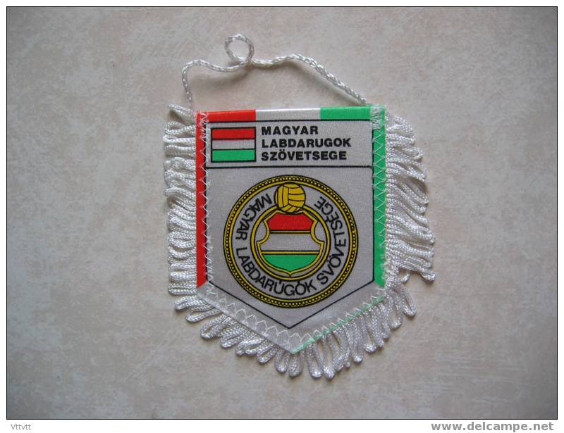 Football : Fanion De La Federation De Football De Hongrie (10 Cm Sur 10 Cm) - Habillement, Souvenirs & Autres