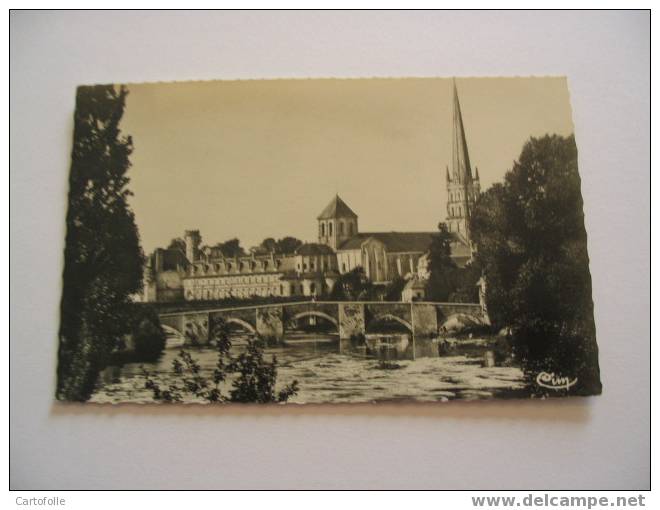 (209) -1- Une Carte Postale Sur Saint Savin  L'église - Saint Savin