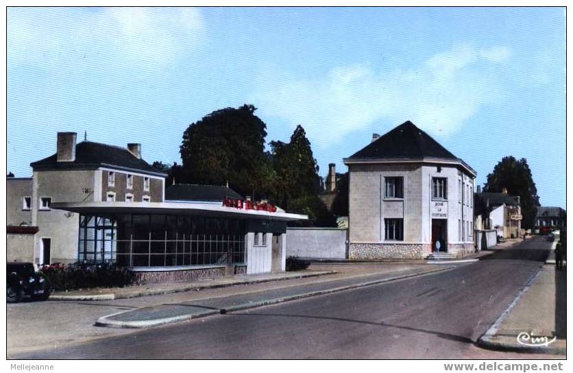 Cpsm Doué La Fontaine (49, Maine Et Loire) Gare Routière Et Postes ... Années 60. Ed Cim - Doue La Fontaine