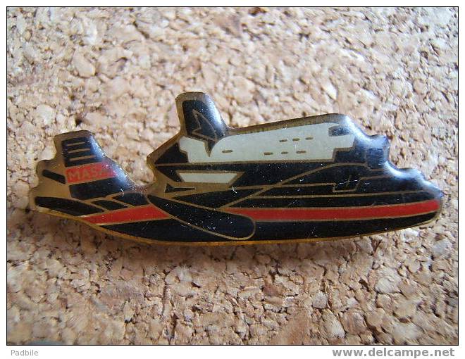 Pin´s NASA Avion Gros Porteur Transportant La Navette - Luftfahrt