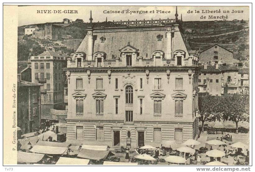 Cpa 558 - RIVE DE GIER - Caisse D'épargne Et Place De La Liberté Un Jour De Marché - Rive De Gier