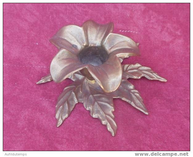 Petit Bougeoir "fleur Sur Feuille" En Laiton - Art Populaire