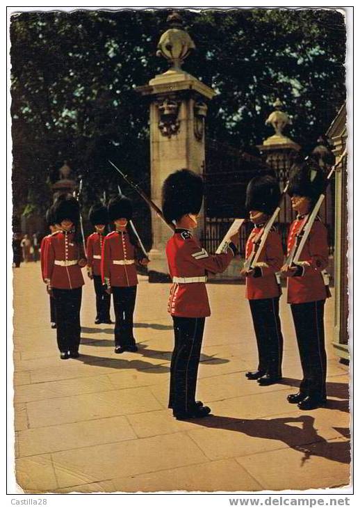 CPSM London Changing The Guard Buckingham - Buckingham Palace