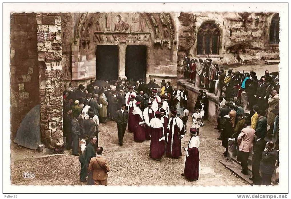 SAINT-EMILION - Sortie Des Jurats Après Une Intronisation Dans L'Eglise Monolithe - Saint-Emilion