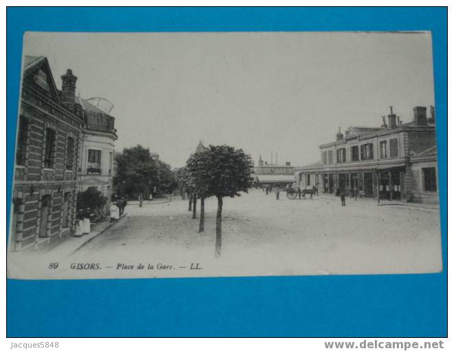 27) Gisors - N°89 - La Gare Et La  Place    - Tres Belle Carte - Gisors