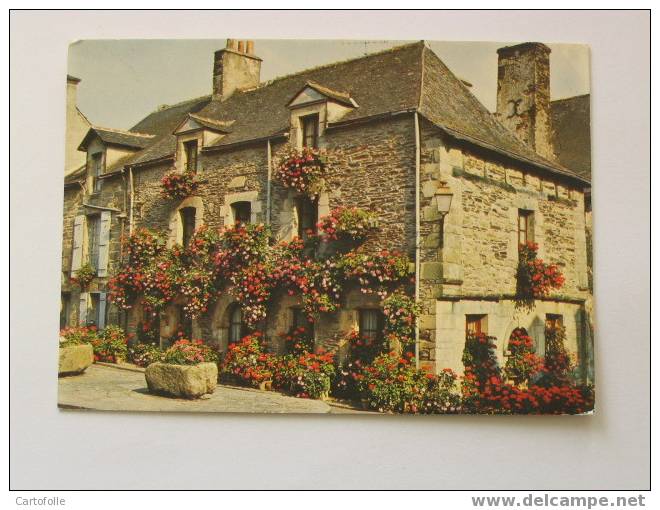 (308) -1- Carte Postale Sur Rochefort En Terre Petit Plis Haut Droit Soldée - Rochefort En Terre