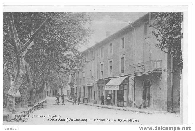 84 // VAUCLUSE / SORGUES / Cours De La République / Ed Albert Journaux / Animée / (légèrement Bistre) - Sorgues