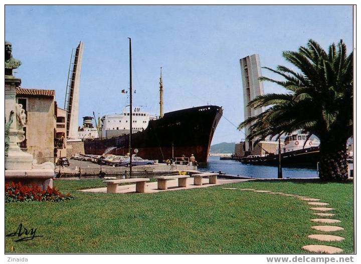 CARTE POSTALE DE MARTIGUES - PASSAGE D'UN BATEAU DANS LE CANAL - Martigues