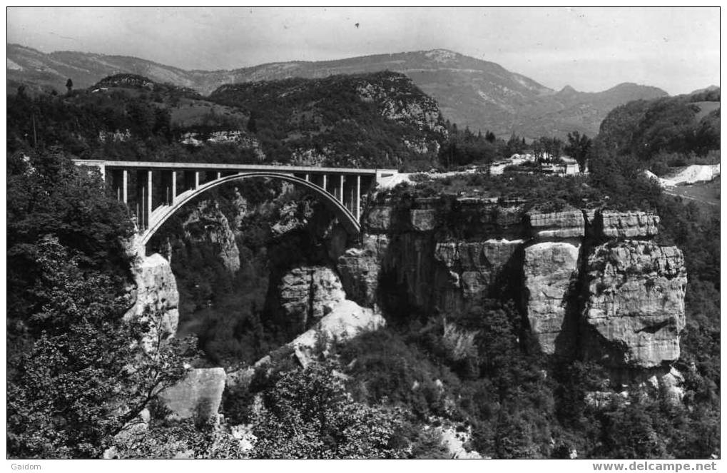 27 La Vallée De La Valserine - Le Pont Du Moulin Des Pierres ... à Proximité De BELLEGARDE - Bellegarde-sur-Valserine