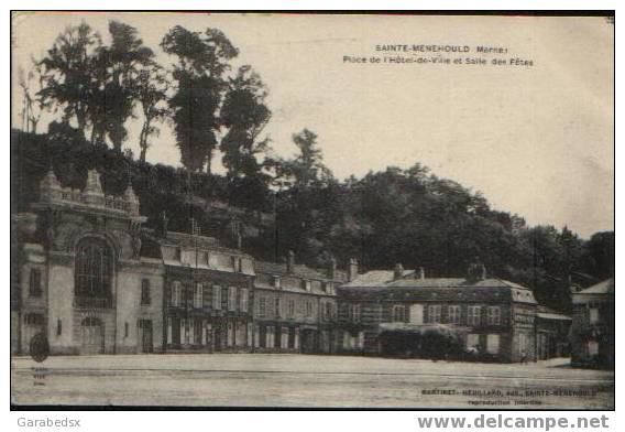 CPA De SAINTE MENEHOULD - Place De L´Hôtel De Ville Et Salle Des Fêtes. - Sainte-Menehould