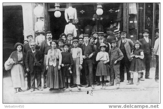 CARTE PHOTO MAGASIN FABRIQUE ??..COMMERCE..GROUPE DE PERSONNES..EMPLOYES ??..1909 - Winkels