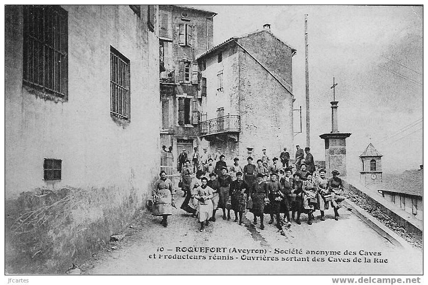 12 - ROQUEFORT - Société Anonyme Des Caves Et Producteurs Réunis - Ouvrières Sortant Des Caves De La Rue - Roquefort