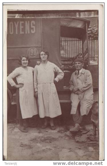 Carte Photo: Trois Personnes Posant Devant Un Camion. - Camion, Tir